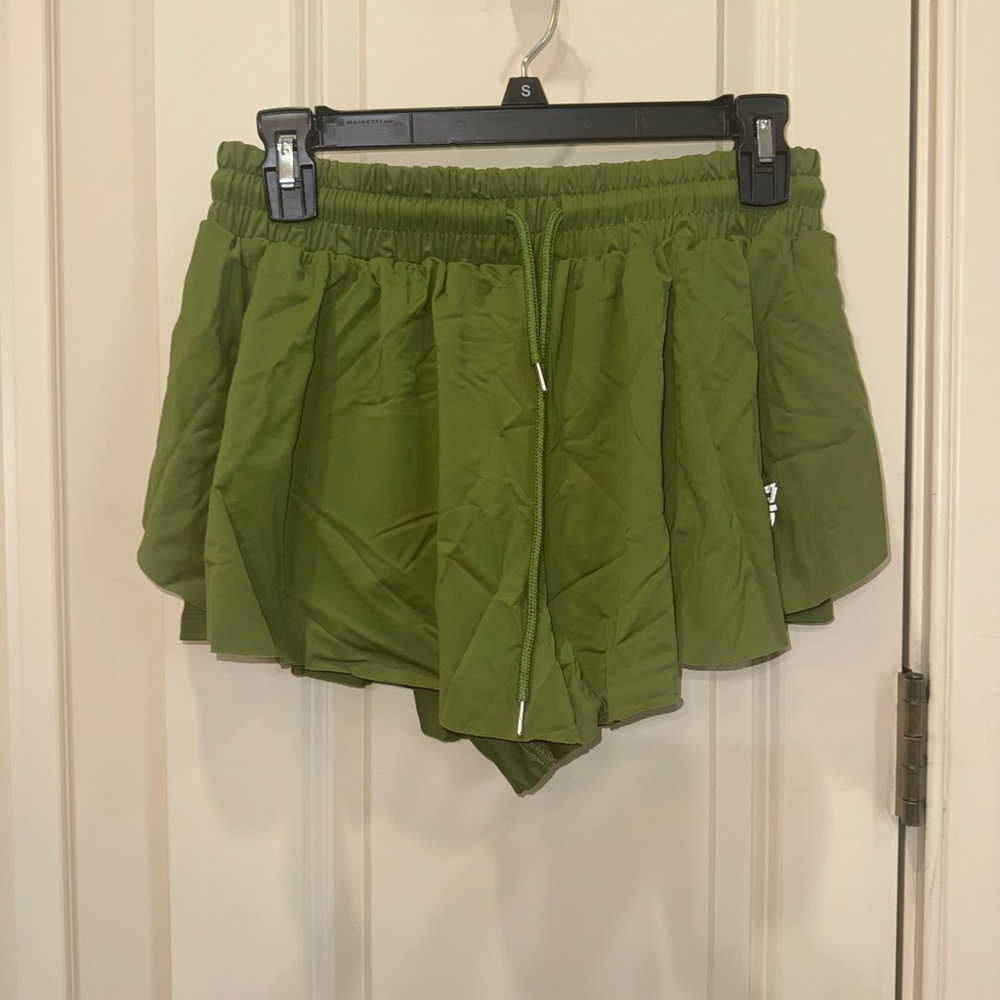 Green Athletic Shorts with Elastic Waistband and Quick-Dry Fabric